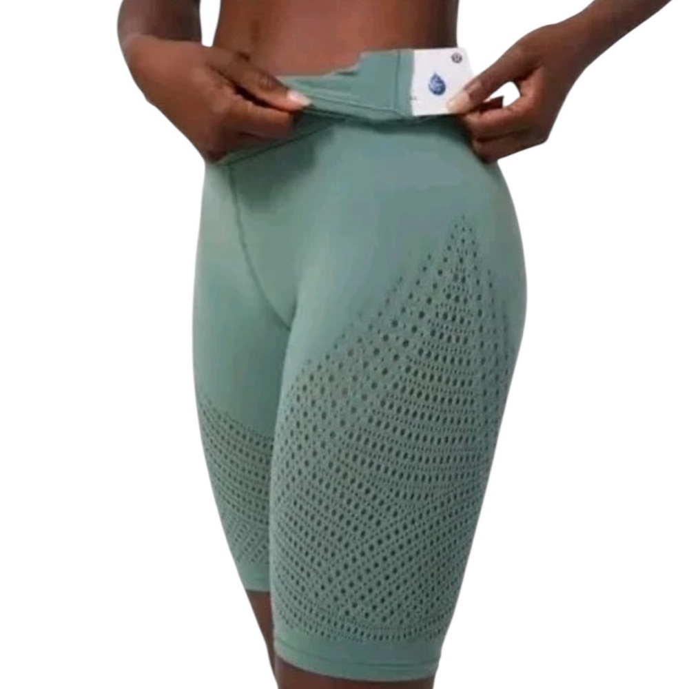 Lululemon Green Reveal Digital Rain in Tidewater Teal (size 6)